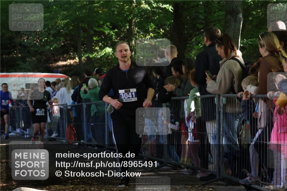 28.09.2025 - 33. Volkslauf durch das schöne Alstertal Strokosch-Dieckow http://msf.ph/oto/8965491 28.09.2025 11:24:56 Ziel 3041, 3273, 3280, 3351 meine-sportfotos.de
