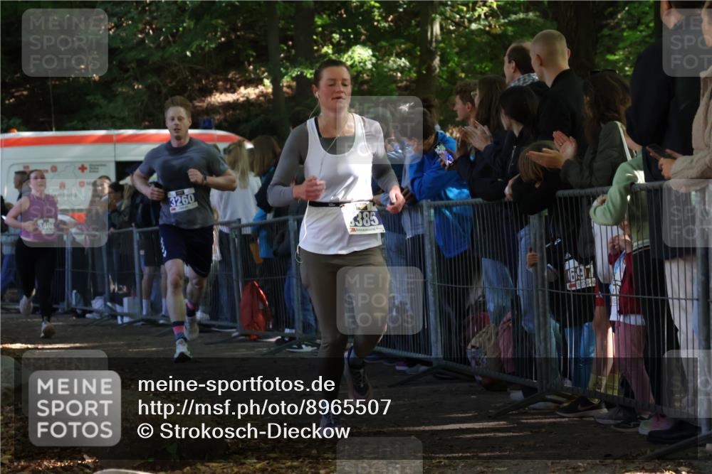28.09.2025 - 33. Volkslauf durch das schöne Alstertal Strokosch-Dieckow http://msf.ph/oto/8965507 28.09.2025 11:25:14 Ziel 3260, 3385, 3408 meine-sportfotos.de