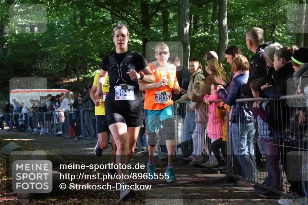 28.09.2025 - 33. Volkslauf durch das schöne Alstertal Strokosch-Dieckow http://msf.ph/oto/8965555 28.09.2025 11:26:07 Ziel 1505, 3935, 3944 meine-sportfotos.de