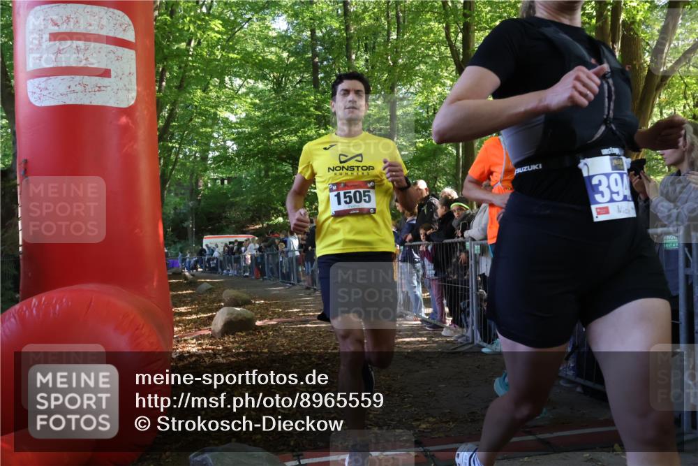 28.09.2025 - 33. Volkslauf durch das schöne Alstertal Strokosch-Dieckow http://msf.ph/oto/8965559 28.09.2025 11:26:09 Ziel 1505, 3935, 3944 meine-sportfotos.de