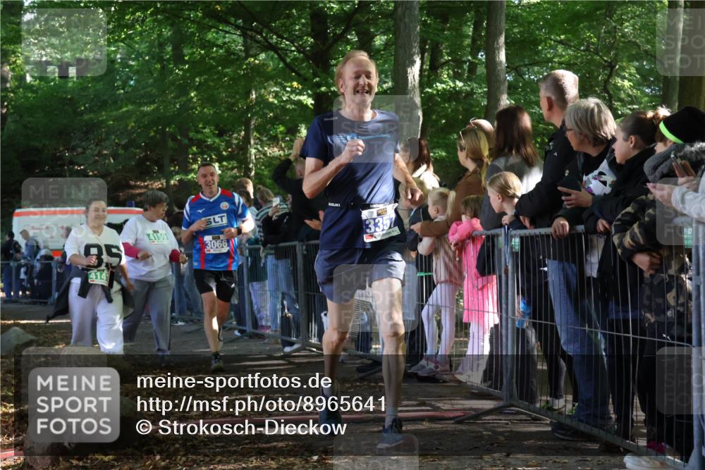 28.09.2025 - 33. Volkslauf durch das schöne Alstertal Strokosch-Dieckow http://msf.ph/oto/8965641 28.09.2025 11:27:37 Ziel 3066, 3357, 4141, 4159 meine-sportfotos.de