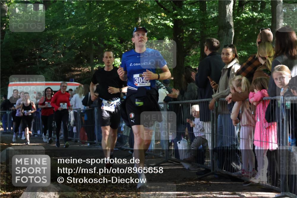 28.09.2025 - 33. Volkslauf durch das schöne Alstertal Strokosch-Dieckow http://msf.ph/oto/8965658 28.09.2025 11:27:47 Ziel 3045, 3142, 3143, 3144, 3254, 3306, 3945, 3954 meine-sportfotos.de