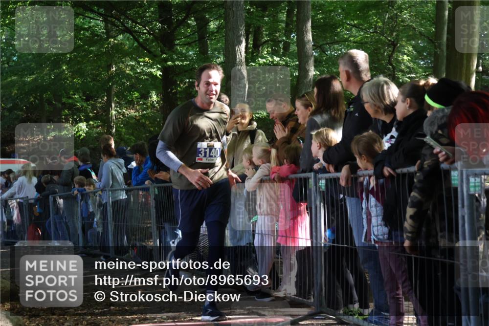28.09.2025 - 33. Volkslauf durch das schöne Alstertal Strokosch-Dieckow http://msf.ph/oto/8965693 28.09.2025 11:28:14 Ziel 1001, 3140, 3275 meine-sportfotos.de