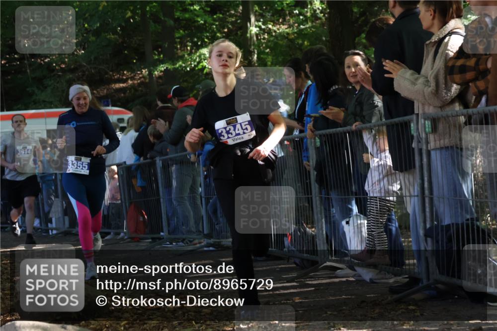 28.09.2025 - 33. Volkslauf durch das schöne Alstertal Strokosch-Dieckow http://msf.ph/oto/8965729 28.09.2025 11:28:55 Ziel 3345, 3355, 3383, 3914, 3937 meine-sportfotos.de