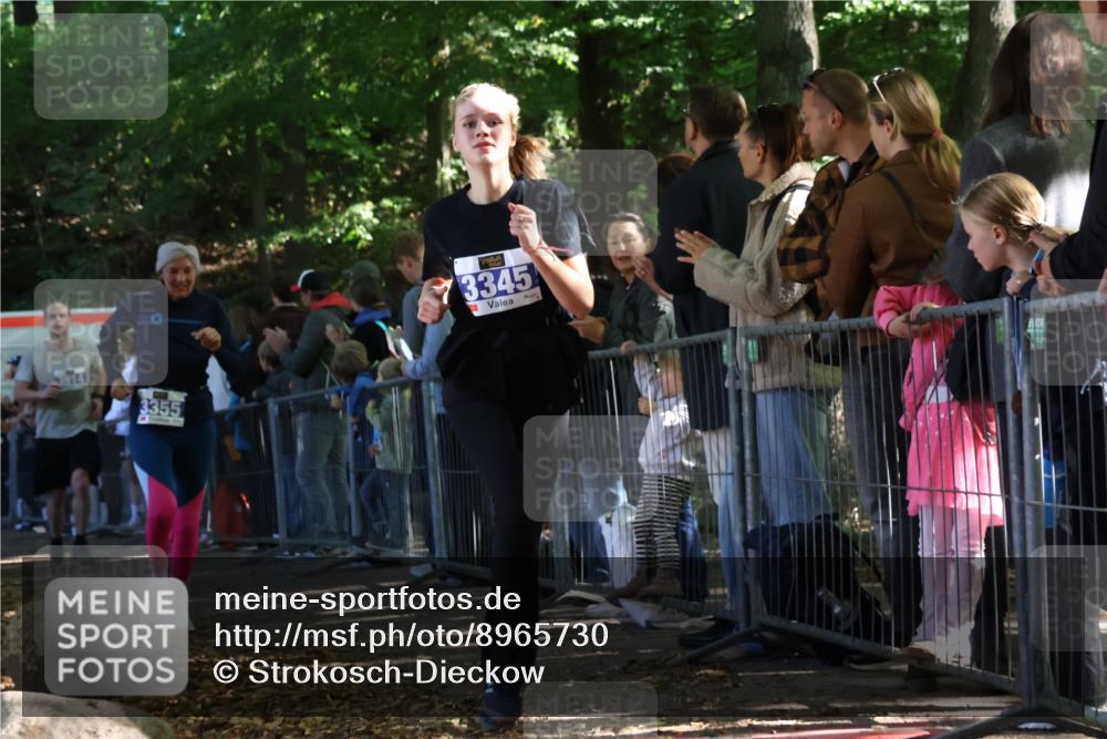 28.09.2025 - 33. Volkslauf durch das schöne Alstertal Strokosch-Dieckow http://msf.ph/oto/8965730 28.09.2025 11:28:55 Ziel 3345, 3355, 3383, 3914, 3937 meine-sportfotos.de