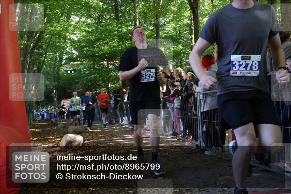 28.09.2025 - 33. Volkslauf durch das schöne Alstertal Strokosch-Dieckow http://msf.ph/oto/8965799 28.09.2025 11:30:09 Ziel 1511, 1518, 3189, 3198, 3199, 3279, 3318, 3376, 3905, 3950 meine-sportfotos.de