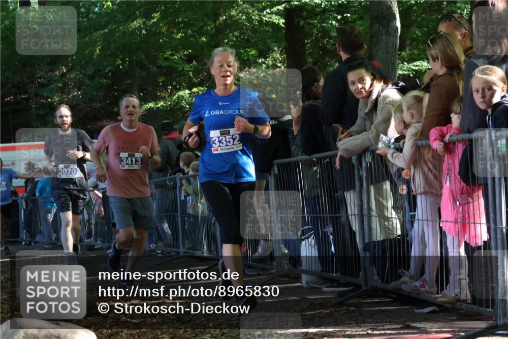 28.09.2025 - 33. Volkslauf durch das schöne Alstertal Strokosch-Dieckow http://msf.ph/oto/8965830 28.09.2025 11:30:50 Ziel 3070, 3352, 3413 meine-sportfotos.de