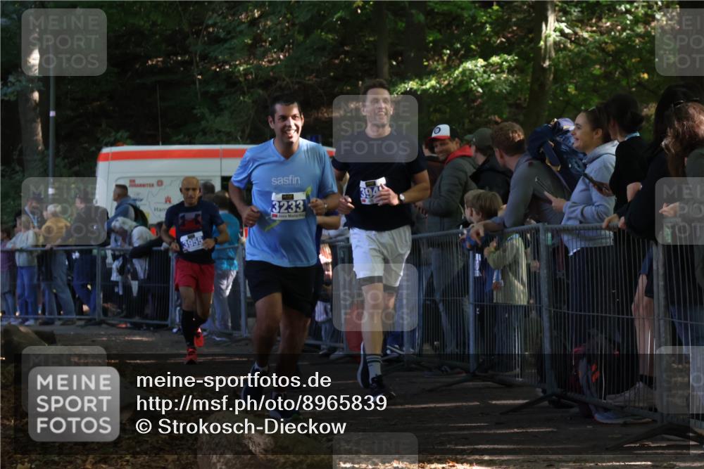 28.09.2025 - 33. Volkslauf durch das schöne Alstertal Strokosch-Dieckow http://msf.ph/oto/8965839 28.09.2025 11:30:59 Ziel 3233, 3234, 3949, 3955 meine-sportfotos.de