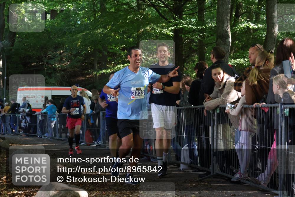 28.09.2025 - 33. Volkslauf durch das schöne Alstertal Strokosch-Dieckow http://msf.ph/oto/8965842 28.09.2025 11:31:01 Ziel 3233, 3234, 3949, 3955 meine-sportfotos.de