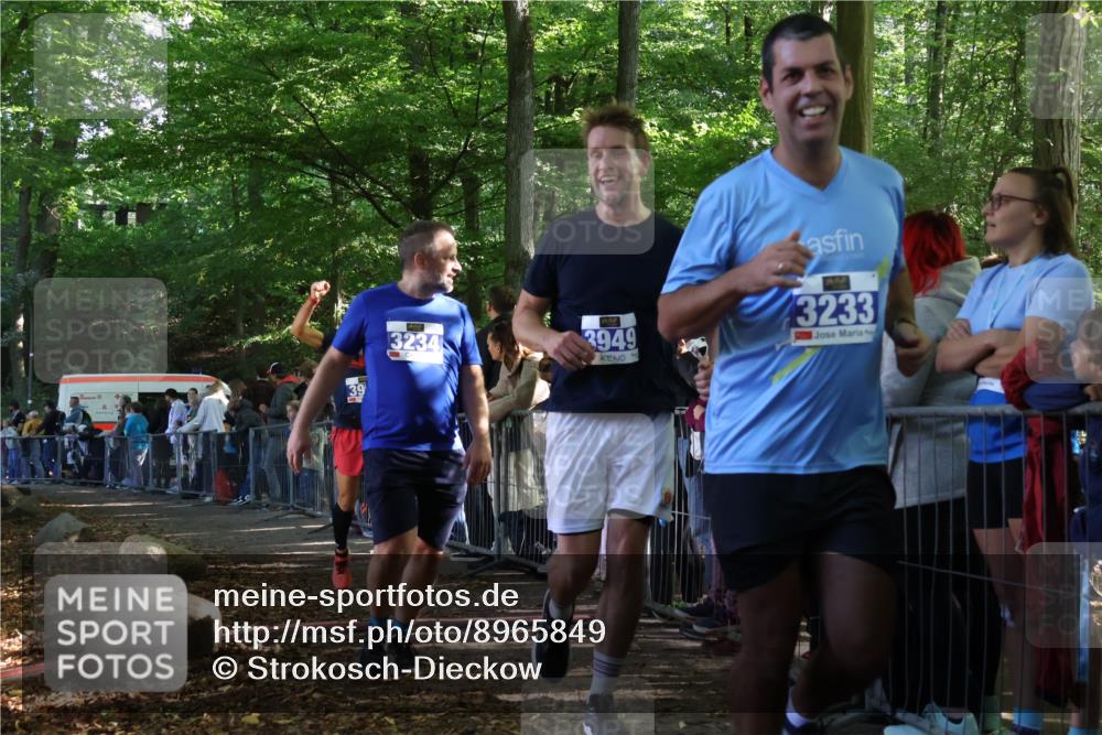 28.09.2025 - 33. Volkslauf durch das schöne Alstertal Strokosch-Dieckow http://msf.ph/oto/8965849 28.09.2025 11:31:04 Ziel 3233, 3234, 3949, 3955 meine-sportfotos.de