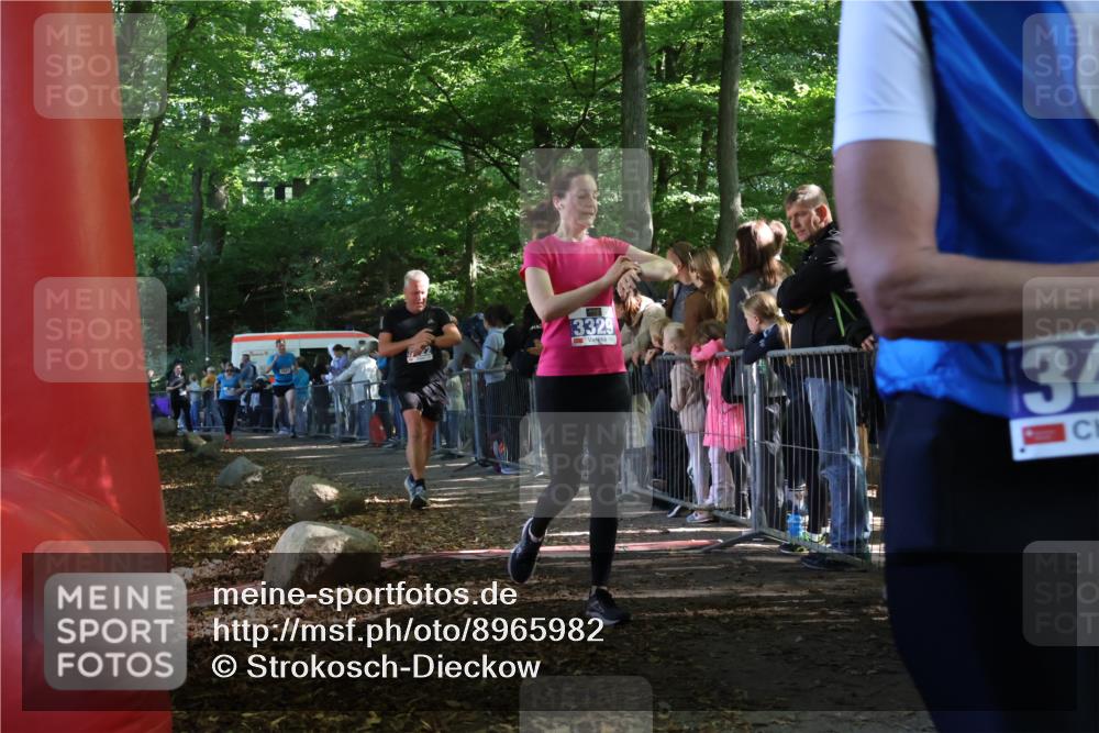 28.09.2025 - 33. Volkslauf durch das schöne Alstertal Strokosch-Dieckow http://msf.ph/oto/8965982 28.09.2025 11:32:06 Ziel 1521, 3222, 3324, 3329, 3346 meine-sportfotos.de