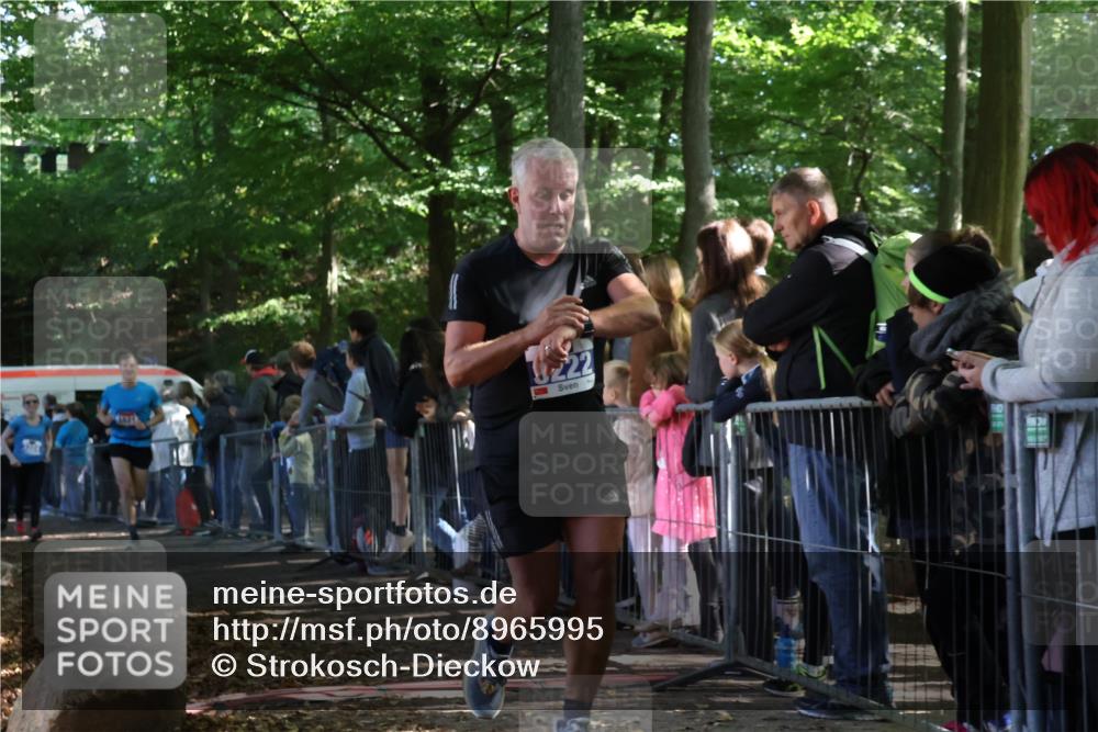 28.09.2025 - 33. Volkslauf durch das schöne Alstertal Strokosch-Dieckow http://msf.ph/oto/8965995 28.09.2025 11:32:07 Ziel 1521, 3222, 3324, 3346 meine-sportfotos.de