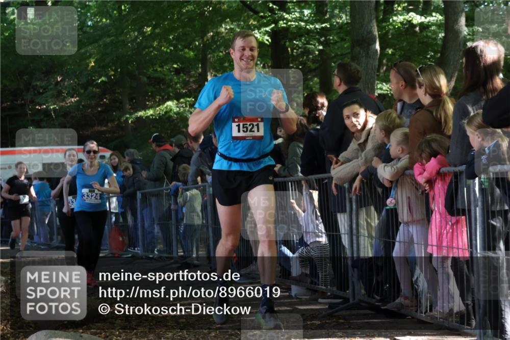 28.09.2025 - 33. Volkslauf durch das schöne Alstertal Strokosch-Dieckow http://msf.ph/oto/8966019 28.09.2025 11:32:10 Ziel 1521, 3255, 3324, 3342, 3346 meine-sportfotos.de