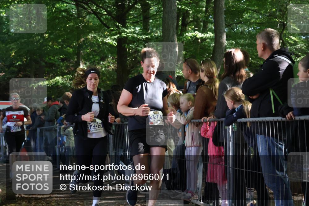 28.09.2025 - 33. Volkslauf durch das schöne Alstertal Strokosch-Dieckow http://msf.ph/oto/8966071 28.09.2025 11:32:16 Ziel 3097, 3177, 3255, 3342, 3347 meine-sportfotos.de