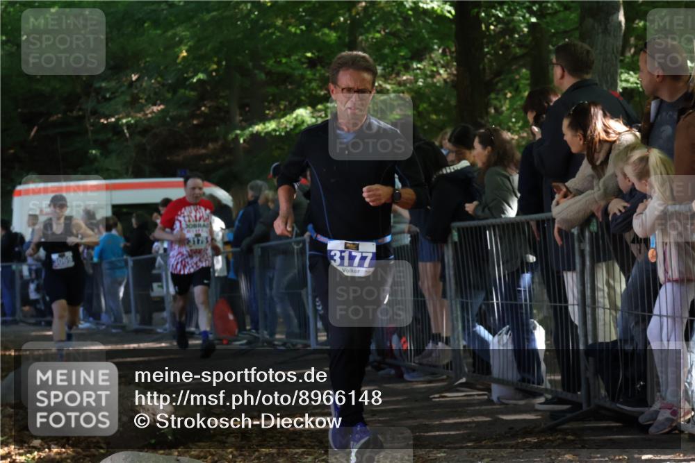 28.09.2025 - 33. Volkslauf durch das schöne Alstertal Strokosch-Dieckow http://msf.ph/oto/8966148 28.09.2025 11:32:24 Ziel 3069, 3175, 3177 meine-sportfotos.de