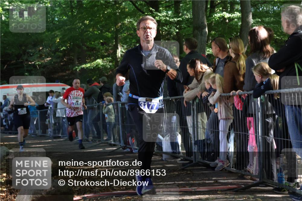 28.09.2025 - 33. Volkslauf durch das schöne Alstertal Strokosch-Dieckow http://msf.ph/oto/8966153 28.09.2025 11:32:25 Ziel 3069, 3175, 3177 meine-sportfotos.de