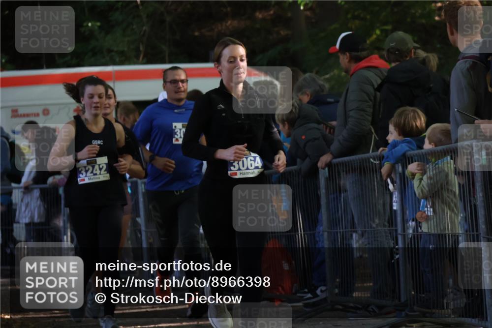 28.09.2025 - 33. Volkslauf durch das schöne Alstertal Strokosch-Dieckow http://msf.ph/oto/8966398 28.09.2025 11:33:23 Ziel 3009, 3064, 3129, 3242 meine-sportfotos.de