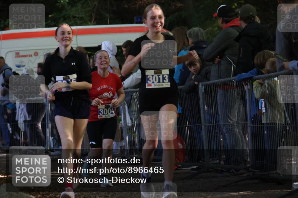 28.09.2025 - 33. Volkslauf durch das schöne Alstertal Strokosch-Dieckow http://msf.ph/oto/8966465 28.09.2025 11:33:40 Ziel 1520, 3004, 3013, 3015 meine-sportfotos.de