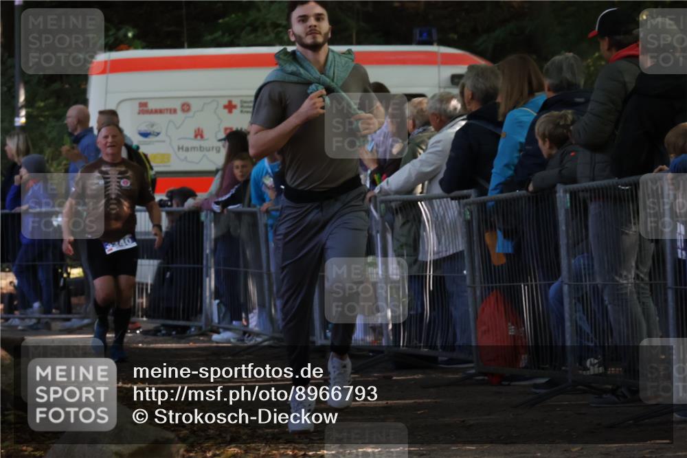 28.09.2025 - 33. Volkslauf durch das schöne Alstertal Strokosch-Dieckow http://msf.ph/oto/8966793 28.09.2025 11:34:42 Ziel 1523, 3340, 3348 meine-sportfotos.de