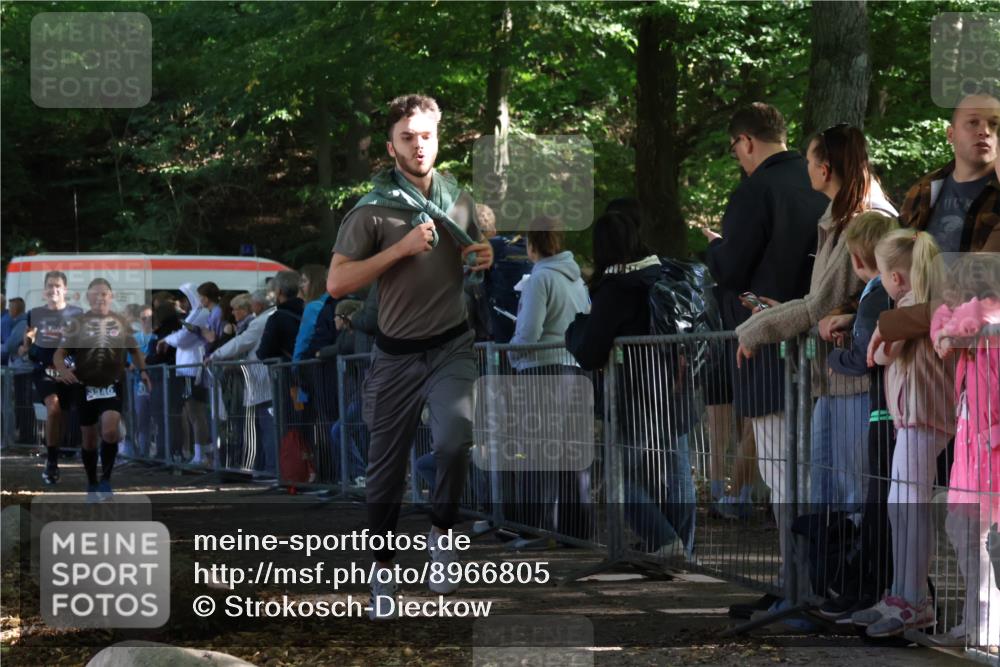 28.09.2025 - 33. Volkslauf durch das schöne Alstertal Strokosch-Dieckow http://msf.ph/oto/8966805 28.09.2025 11:34:44 Ziel 1523, 3340, 3348 meine-sportfotos.de