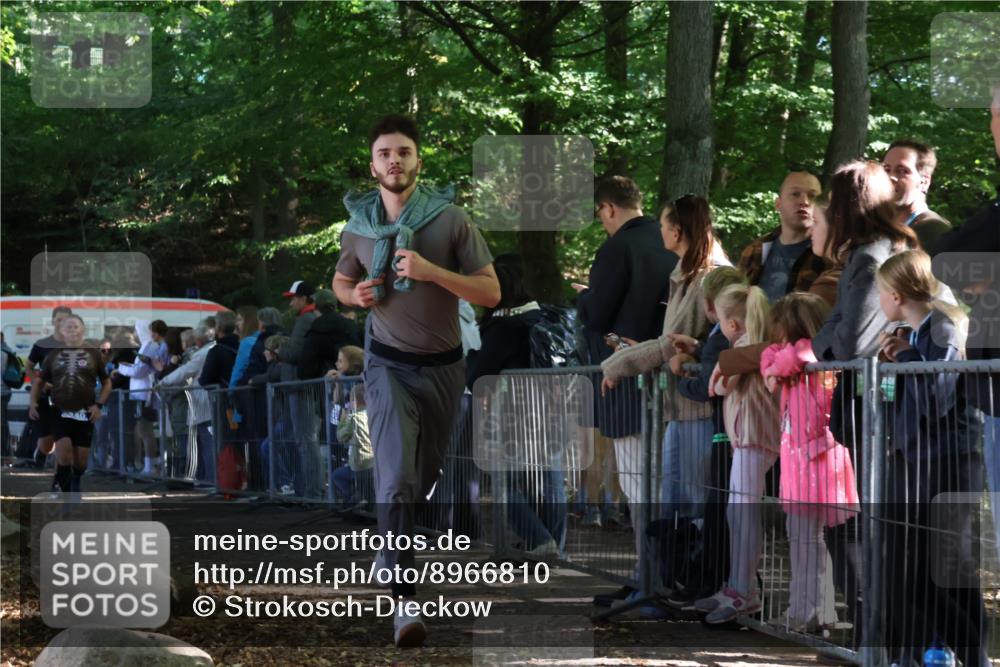 28.09.2025 - 33. Volkslauf durch das schöne Alstertal Strokosch-Dieckow http://msf.ph/oto/8966810 28.09.2025 11:34:45 Ziel 1523, 3340, 3348 meine-sportfotos.de