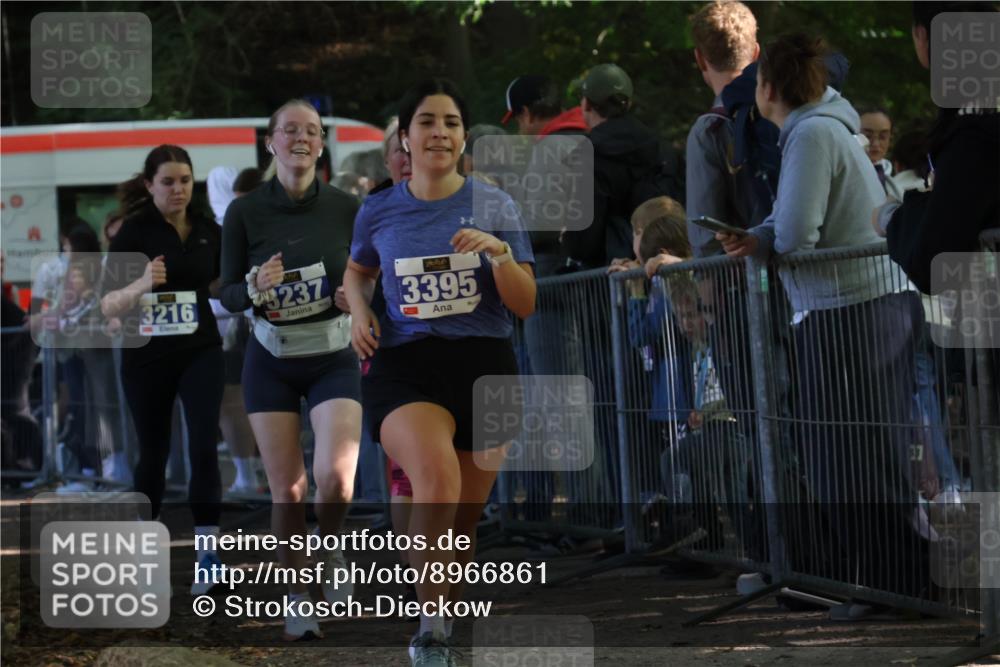 28.09.2025 - 33. Volkslauf durch das schöne Alstertal Strokosch-Dieckow http://msf.ph/oto/8966861 28.09.2025 11:35:18 Ziel 3216, 3237, 3356, 3395 meine-sportfotos.de