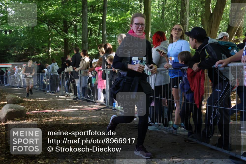 28.09.2025 - 33. Volkslauf durch das schöne Alstertal Strokosch-Dieckow http://msf.ph/oto/8966917 28.09.2025 11:36:10 Ziel 3102, 3119 meine-sportfotos.de