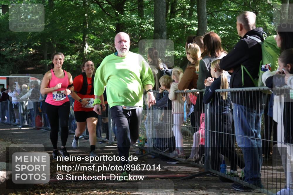 28.09.2025 - 33. Volkslauf durch das schöne Alstertal Strokosch-Dieckow http://msf.ph/oto/8967014 28.09.2025 11:37:58 Ziel 3251, 3252, 3290 meine-sportfotos.de