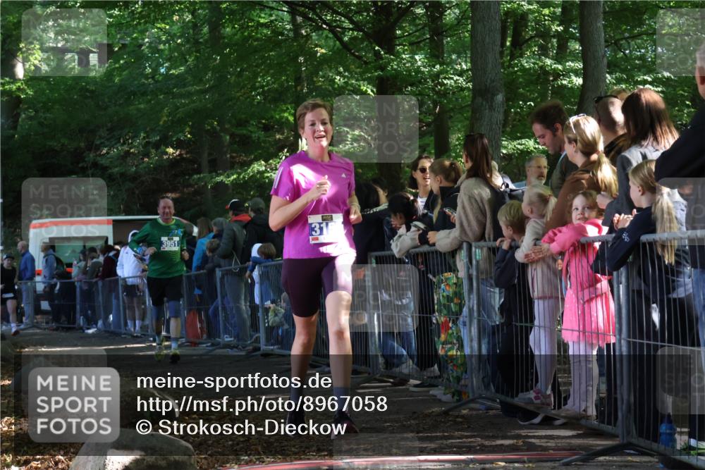 28.09.2025 - 33. Volkslauf durch das schöne Alstertal Strokosch-Dieckow http://msf.ph/oto/8967058 28.09.2025 11:38:28 Ziel 1557, 3150, 3951 meine-sportfotos.de