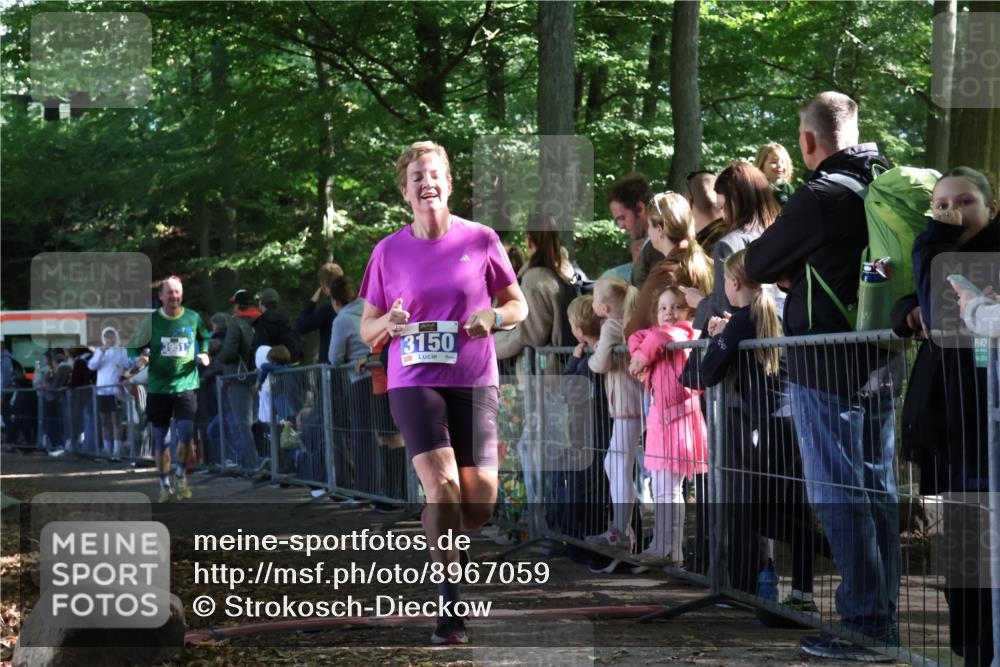 28.09.2025 - 33. Volkslauf durch das schöne Alstertal Strokosch-Dieckow http://msf.ph/oto/8967059 28.09.2025 11:38:29 Ziel 1557, 3150, 3951 meine-sportfotos.de