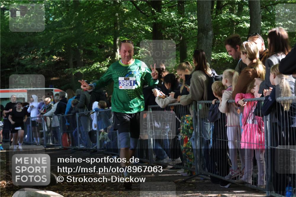 28.09.2025 - 33. Volkslauf durch das schöne Alstertal Strokosch-Dieckow http://msf.ph/oto/8967063 28.09.2025 11:38:31 Ziel 1557, 3154, 3350, 3951, 3952 meine-sportfotos.de