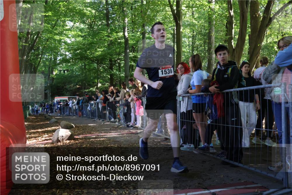 28.09.2025 - 33. Volkslauf durch das schöne Alstertal Strokosch-Dieckow http://msf.ph/oto/8967091 28.09.2025 11:38:55 Ziel 1539, 1549, 3072 meine-sportfotos.de