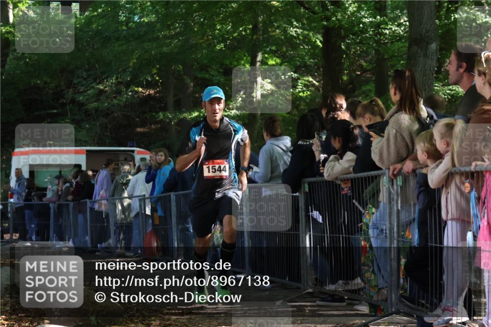 28.09.2025 - 33. Volkslauf durch das schöne Alstertal Strokosch-Dieckow http://msf.ph/oto/8967138 28.09.2025 11:39:49 Ziel 1544, 3257, 3258 meine-sportfotos.de