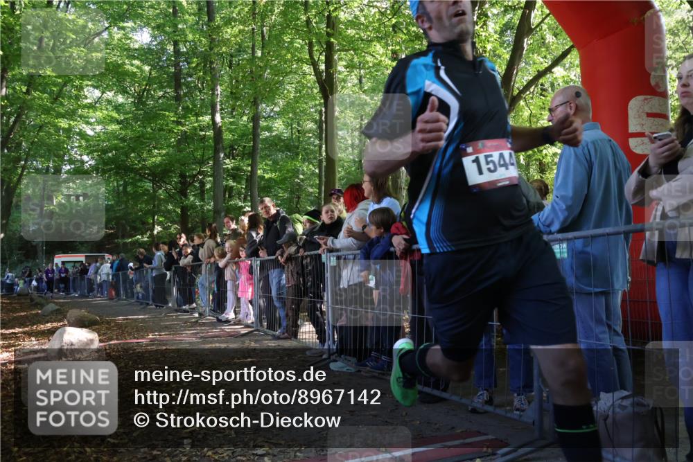 28.09.2025 - 33. Volkslauf durch das schöne Alstertal Strokosch-Dieckow http://msf.ph/oto/8967142 28.09.2025 11:39:50 Ziel 1544, 3257, 3258 meine-sportfotos.de
