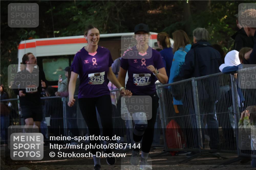 28.09.2025 - 33. Volkslauf durch das schöne Alstertal Strokosch-Dieckow http://msf.ph/oto/8967144 28.09.2025 11:39:54 Ziel 1767, 3257, 3258 meine-sportfotos.de