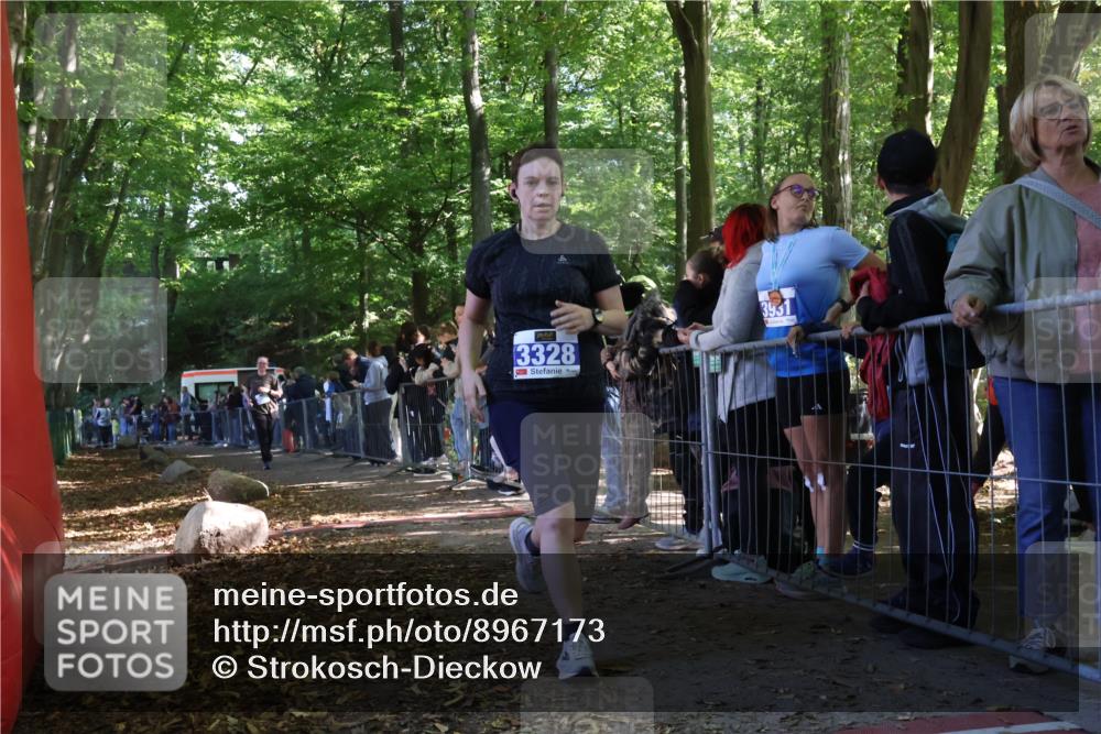 28.09.2025 - 33. Volkslauf durch das schöne Alstertal Strokosch-Dieckow http://msf.ph/oto/8967173 28.09.2025 11:40:22 Ziel 1005, 3090, 3328 meine-sportfotos.de