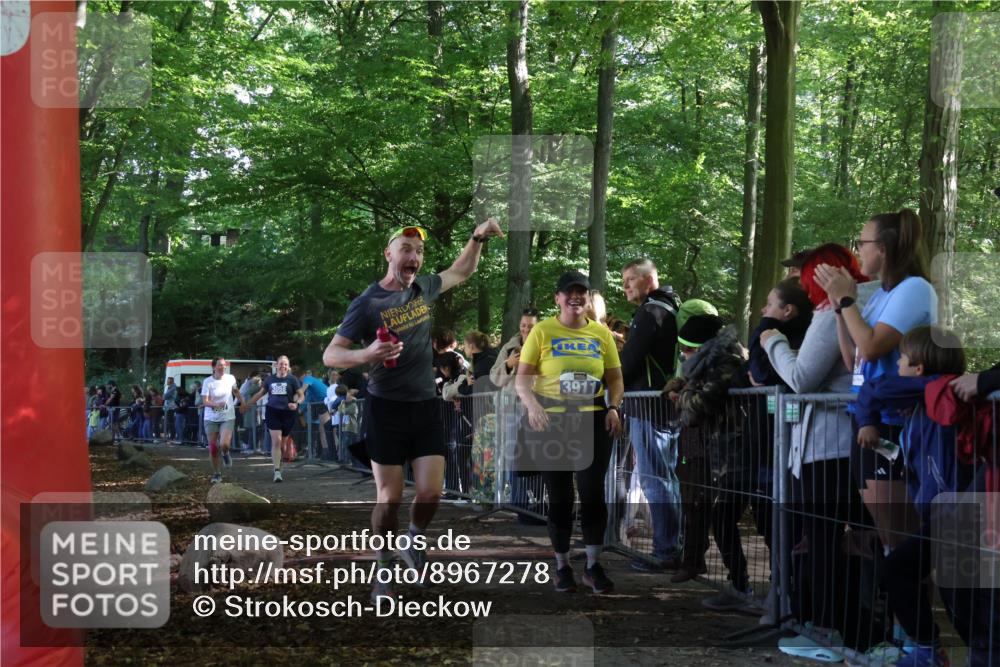 28.09.2025 - 33. Volkslauf durch das schöne Alstertal Strokosch-Dieckow http://msf.ph/oto/8967278 28.09.2025 11:41:02 Ziel 3057, 3058, 3911 meine-sportfotos.de