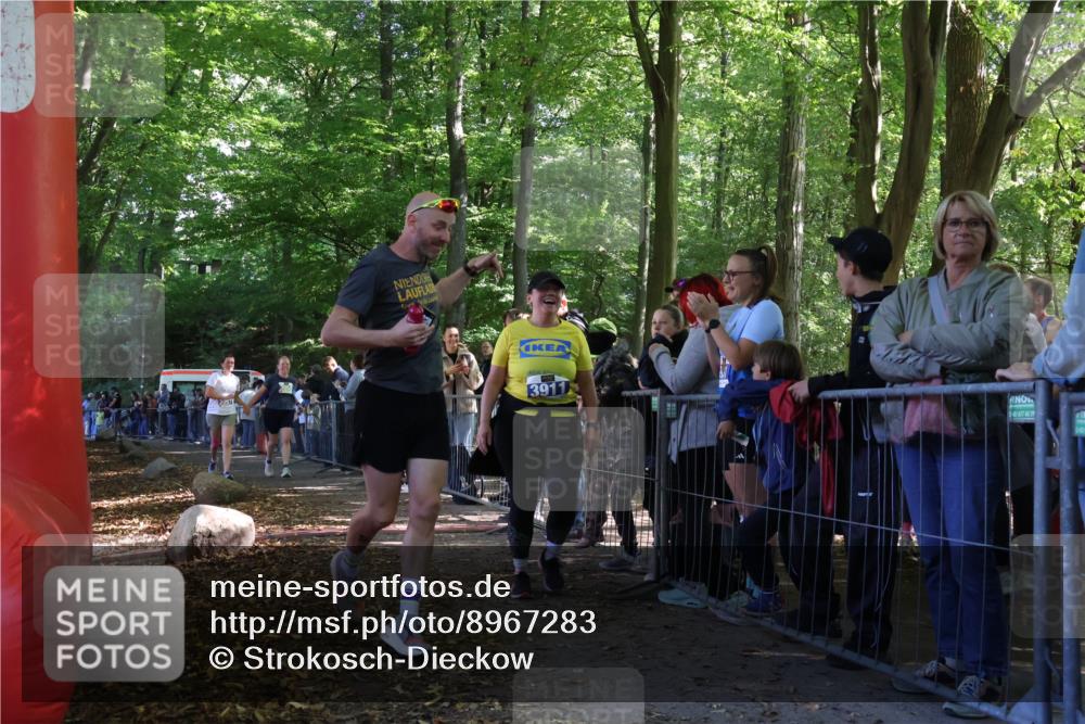 28.09.2025 - 33. Volkslauf durch das schöne Alstertal Strokosch-Dieckow http://msf.ph/oto/8967283 28.09.2025 11:41:03 Ziel 3057, 3058 meine-sportfotos.de