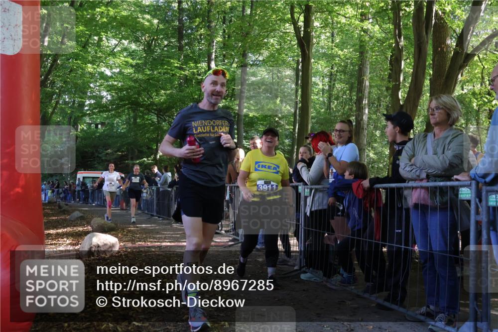 28.09.2025 - 33. Volkslauf durch das schöne Alstertal Strokosch-Dieckow http://msf.ph/oto/8967285 28.09.2025 11:41:03 Ziel 3057, 3058 meine-sportfotos.de