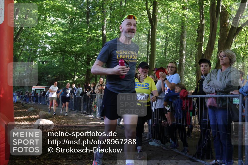 28.09.2025 - 33. Volkslauf durch das schöne Alstertal Strokosch-Dieckow http://msf.ph/oto/8967288 28.09.2025 11:41:03 Ziel 3057, 3058 meine-sportfotos.de