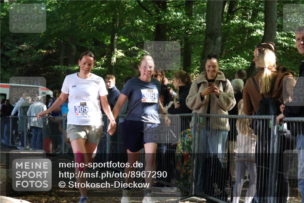 28.09.2025 - 33. Volkslauf durch das schöne Alstertal Strokosch-Dieckow http://msf.ph/oto/8967290 28.09.2025 11:41:04 Ziel 3057, 3058 meine-sportfotos.de