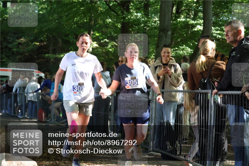 28.09.2025 - 33. Volkslauf durch das schöne Alstertal Strokosch-Dieckow http://msf.ph/oto/8967292 28.09.2025 11:41:05 Ziel 1556, 3057, 3058 meine-sportfotos.de