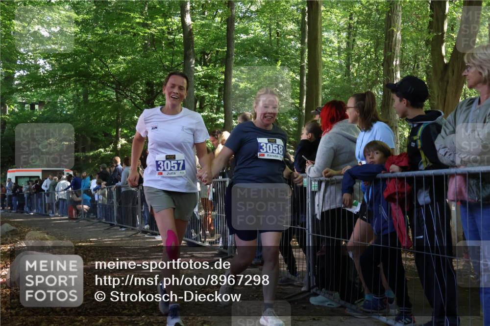 28.09.2025 - 33. Volkslauf durch das schöne Alstertal Strokosch-Dieckow http://msf.ph/oto/8967298 28.09.2025 11:41:07 Ziel 1556, 3057, 3058 meine-sportfotos.de