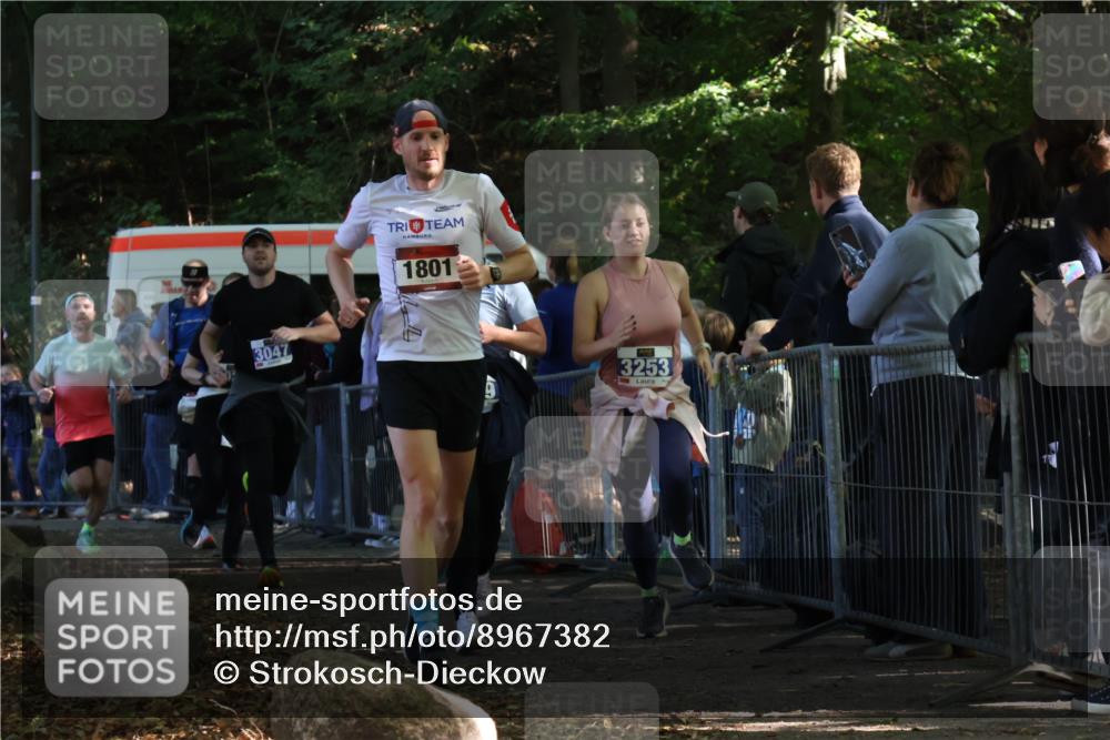 28.09.2025 - 33. Volkslauf durch das schöne Alstertal Strokosch-Dieckow http://msf.ph/oto/8967382 28.09.2025 11:41:55 Ziel 1584, 1766, 1801, 3028, 3047, 3253, 3269 meine-sportfotos.de