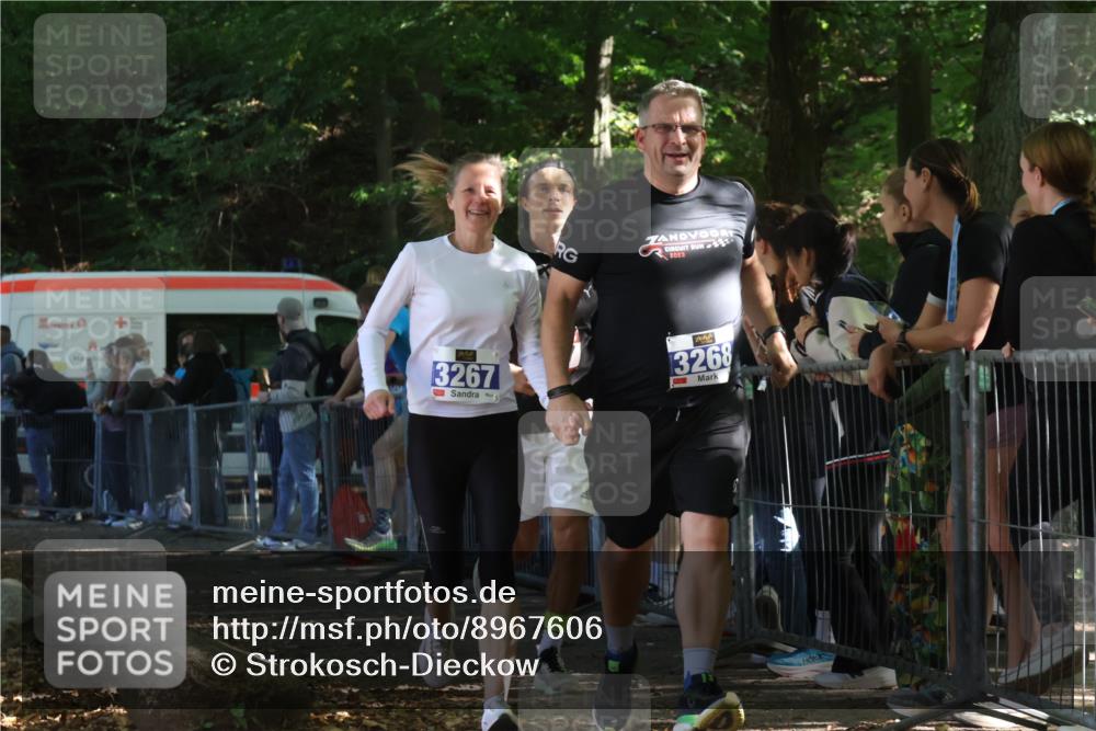 28.09.2025 - 33. Volkslauf durch das schöne Alstertal Strokosch-Dieckow http://msf.ph/oto/8967606 28.09.2025 11:43:59 Ziel 1597, 3267, 3268 meine-sportfotos.de
