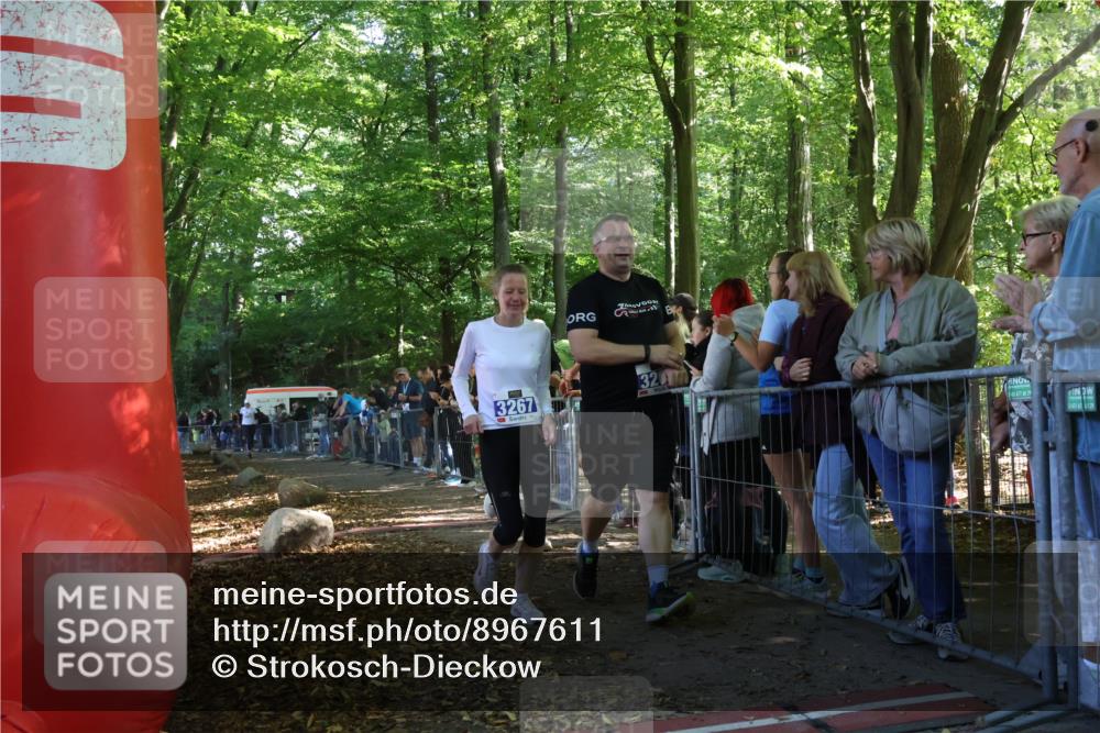 28.09.2025 - 33. Volkslauf durch das schöne Alstertal Strokosch-Dieckow http://msf.ph/oto/8967611 28.09.2025 11:44:02 Ziel 1597, 3267, 3268, 3323 meine-sportfotos.de