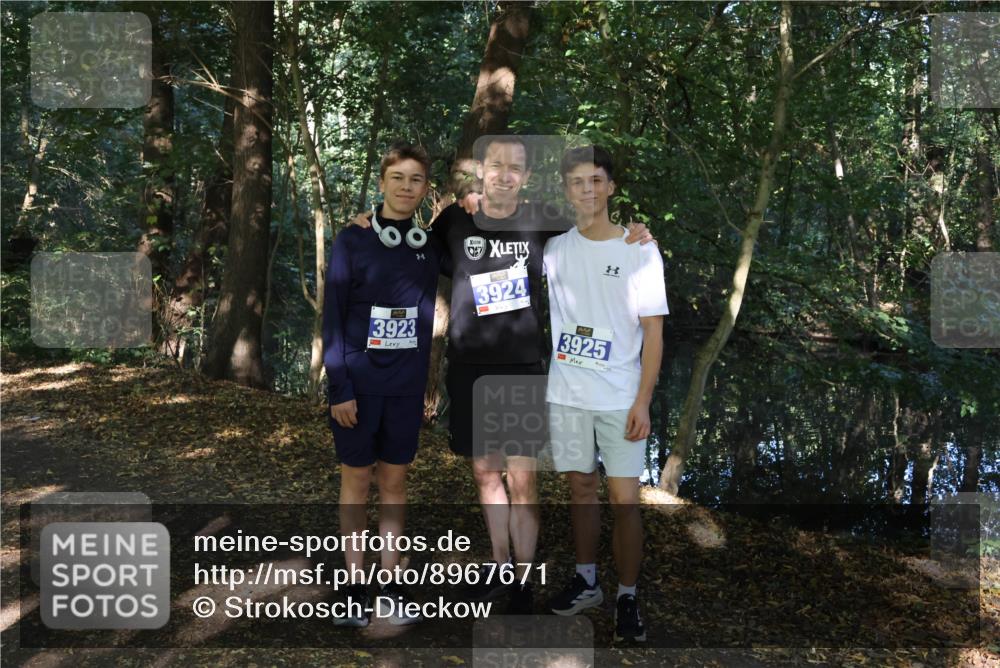 28.09.2025 - 33. Volkslauf durch das schöne Alstertal Strokosch-Dieckow http://msf.ph/oto/8967671 28.09.2025 10:24:00 Laufen 3923, 3924, 3925 meine-sportfotos.de