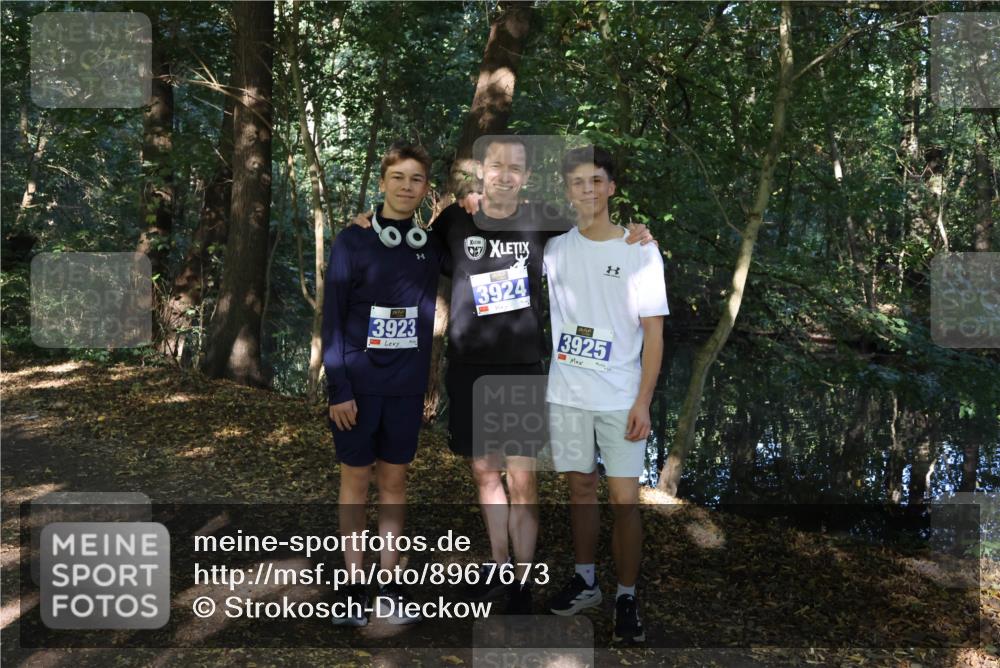28.09.2025 - 33. Volkslauf durch das schöne Alstertal Strokosch-Dieckow http://msf.ph/oto/8967673 28.09.2025 10:24:00 Laufen 3923, 3924, 3925 meine-sportfotos.de