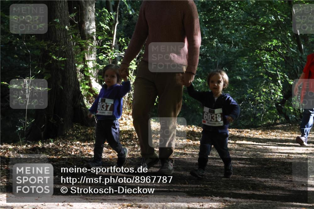 28.09.2025 - 33. Volkslauf durch das schöne Alstertal Strokosch-Dieckow http://msf.ph/oto/8967787 28.09.2025 10:42:41 Laufen 6037, 6038 meine-sportfotos.de