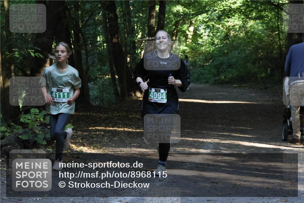 28.09.2025 - 33. Volkslauf durch das schöne Alstertal Strokosch-Dieckow http://msf.ph/oto/8968115 28.09.2025 10:53:42 Laufen 4111, 4094 meine-sportfotos.de